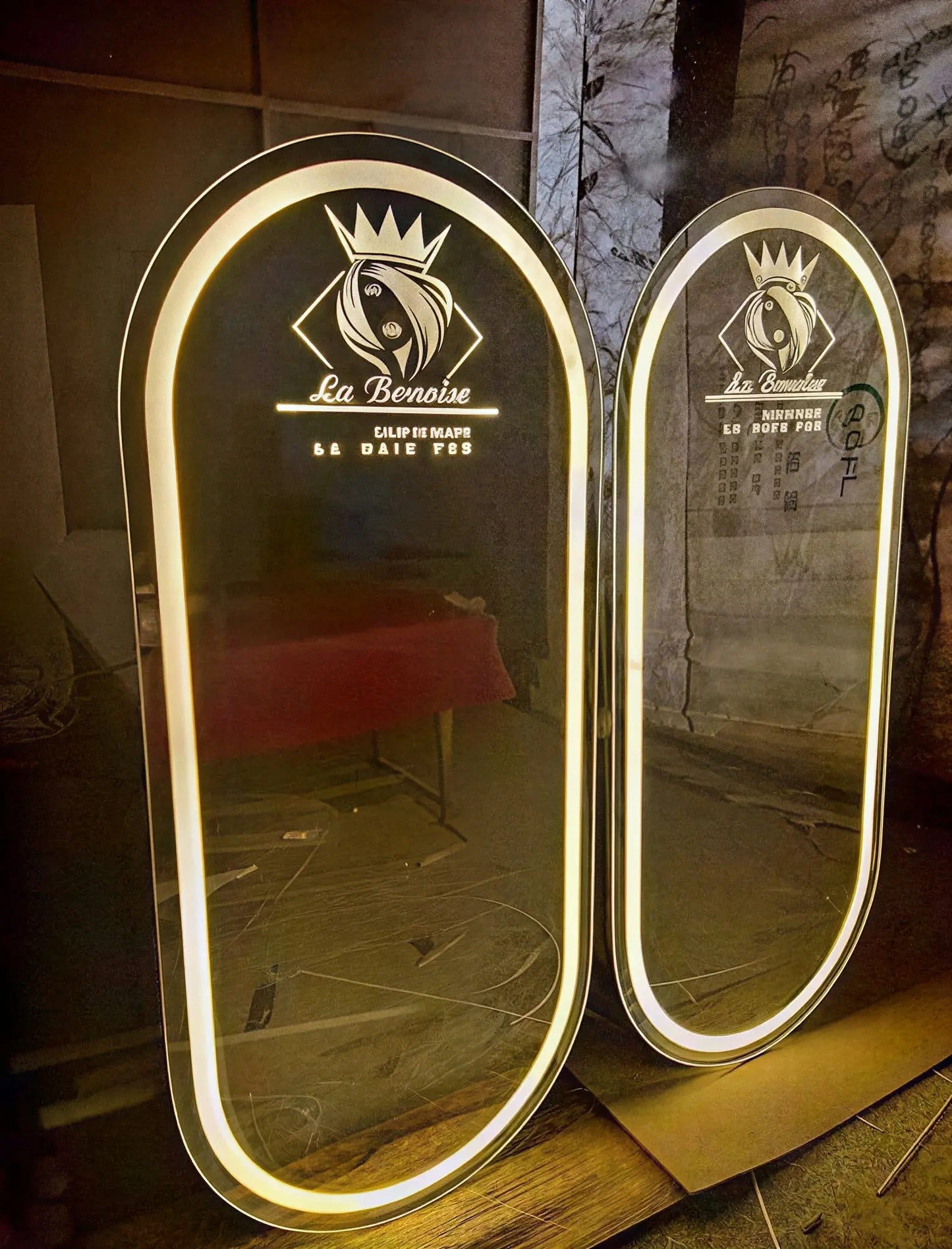 Le Miroir décoratif Signature – L'Équipement Premium pour Barber & Salons CAROUBIA