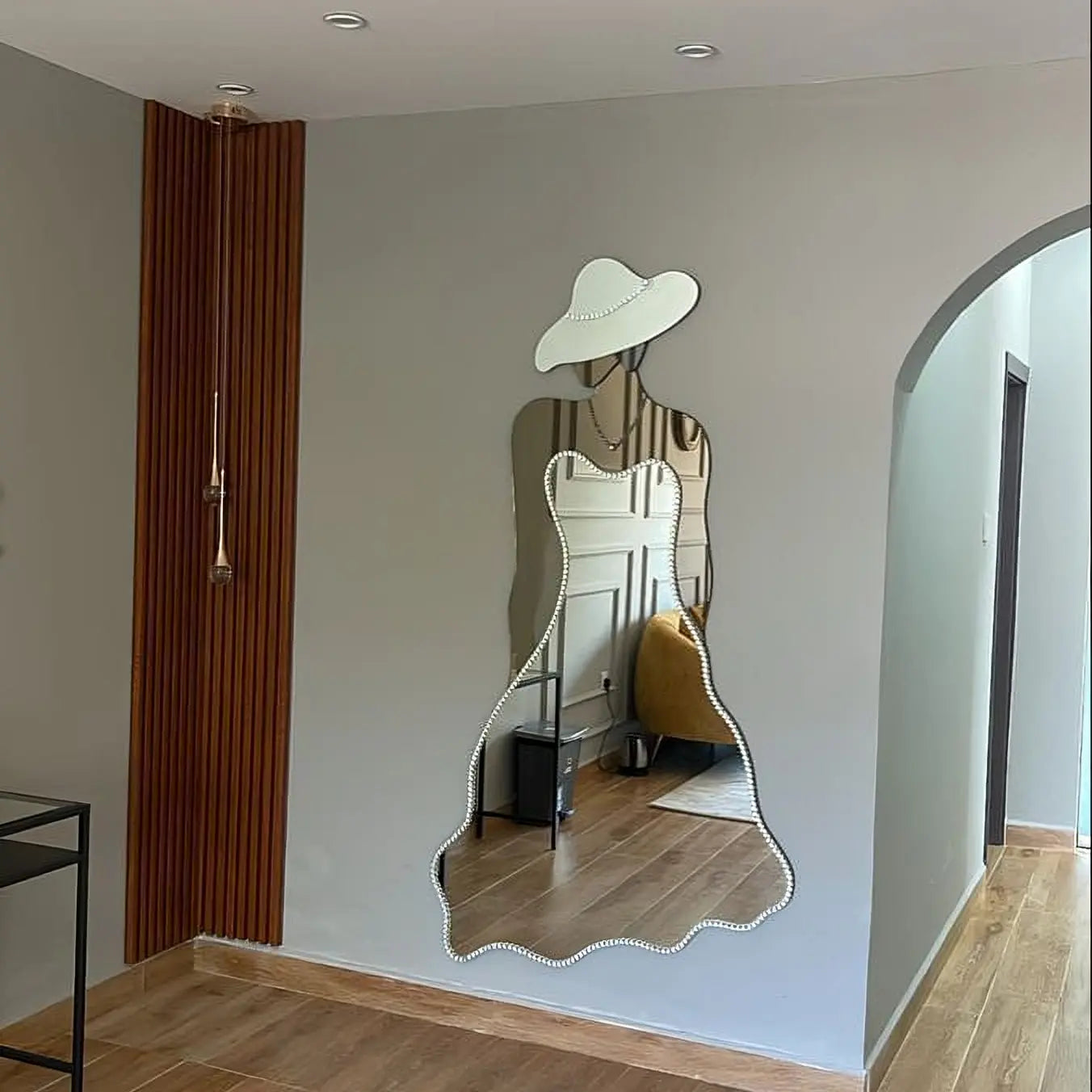 Miroir Silhouette La Parisienne – Décoration Murale de Luxe & Design Couture CAROUBIA